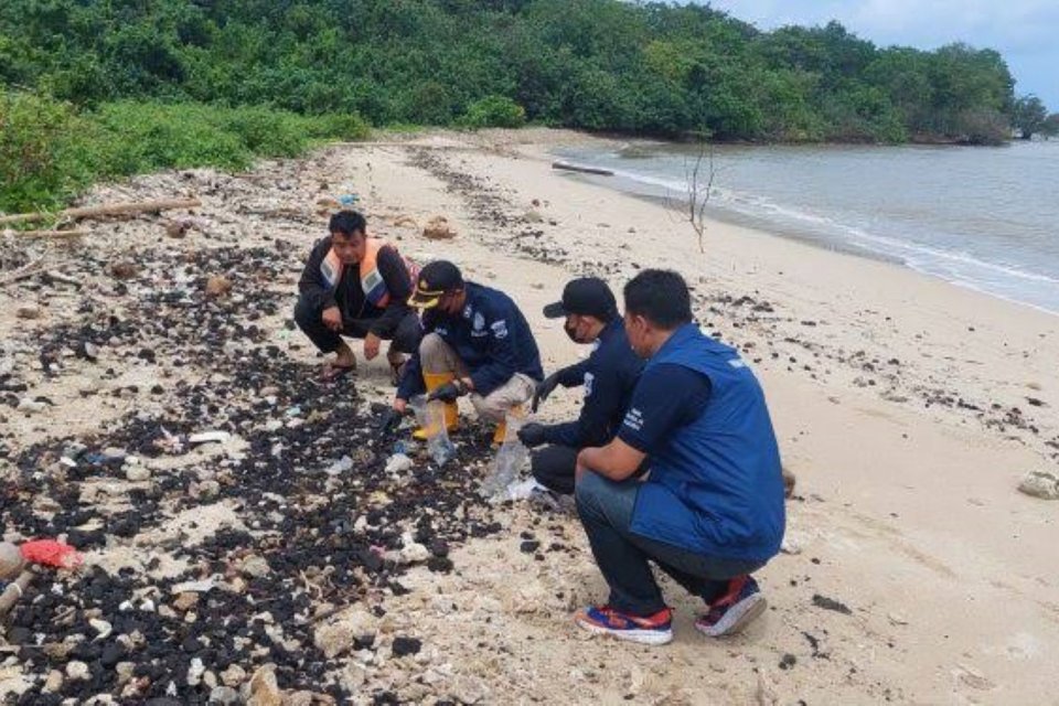 Warga menemukan tumpukan batu bara di Pantai Kecamatan Labuan, Pandeglang, Banten.