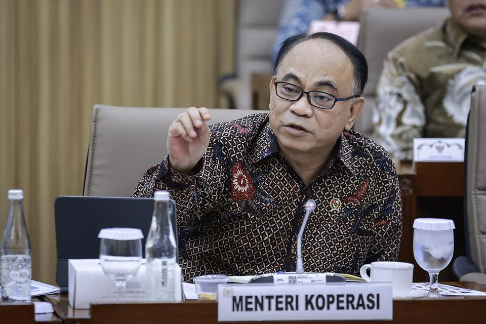 Menteri Koperasi Budi Arie Setiadi saat mengikuti rapat kerja dengan Komisi VI DPR di Kompleks Parlemen, Senayan, Jakarta, Rabu (12/2/2025).