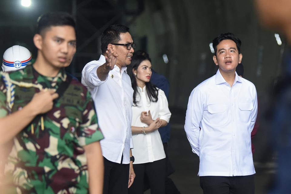 Wakil Presiden Gibran Rakabuming Raka (kanan) didampingi istri Selvi Gibran Rakabuming Raka (kedua kanan) berbincang dengan Wali Kota Samarinda Andi Harun (kedua kiri) saat mengunjungi proyek terowongan dari sisi Jalan Sultan Alimudin, Samarinda, Kalimant