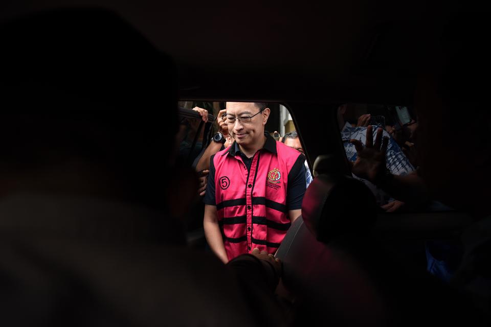 Mantan Menteri Perdagangan Thomas Trikasih Lembong atau Tom Lembong bersiap masuk ke mobil saat pelimpahan berkas perkara dan penyerahan tersangka kasus korupsi importasi gula di Kementerian Perdagangan, di Kejaksaan Negeri Jakarta Pusat, Jakarta, Jumat (