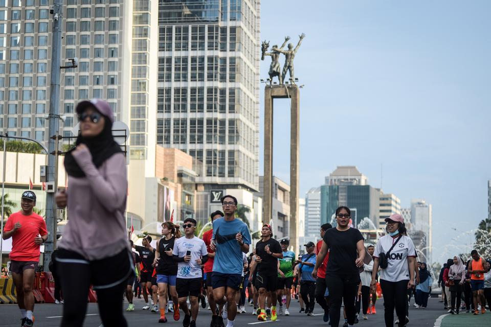 Warga memadati kawasan Sudirman-Thamrin di Jakarta untuk mengisi hari libur dengan berolahraga lari, sepeda dan berjalan santai.
