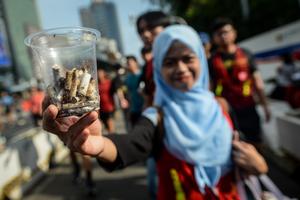 Aksi bersih-bersih sampah saat HBKB