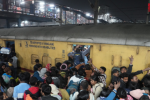 Kekacauan di gerbong kereta nomor 14 dan 15 di stasiun kereta api utama di ibukota India, New Delhi, yang menyebabkan belasan orang tewas dan terluka 