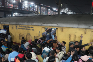 Kekacauan di gerbong kereta nomor 14 dan 15 di stasiun kereta api utama di ibukota India, New Delhi, yang menyebabkan belasan orang tewas dan terluka 