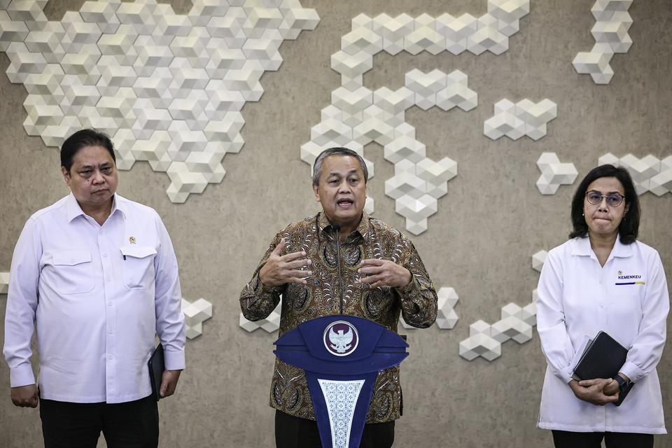 Gubernur Bank Indonesia (BI) Perry Warjiyo (tengah) bersama Menteri Koordinator Bidang Perekonomian Airlangga Hartarto (kiri) dan Menteri Keuangan Sri Mulyani Indrawati (kanan) saat menyampaikan konferensi pers di Kantor Kemenko Perekonomian, Jakarta, Sen