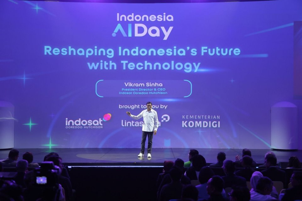 President Director & CEO of Indosat Ooredoo Hutchison, Vikram Sinha, saat memberikan pidato pembuka pada acara Indonesia AI Day 2024, Kamis (14/11/2024). Dok/Indosat.