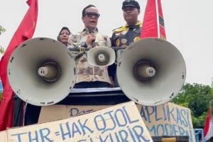 Wakil Menteri Ketenagakerjaan Immanuel Ebenezer di tengah-tengah driver ojol yang berdemo di Jakarta, 17 Februari 2025