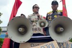 Wamenaker Immanuel Ebenezer di tengah-tengah demo ojol di depan Kemenaker pada 17 Februari 2025
