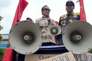 Wamenaker Immanuel Ebenezer di tengah-tengah demo ojol di depan Kemenaker pada 17 Februari 2025