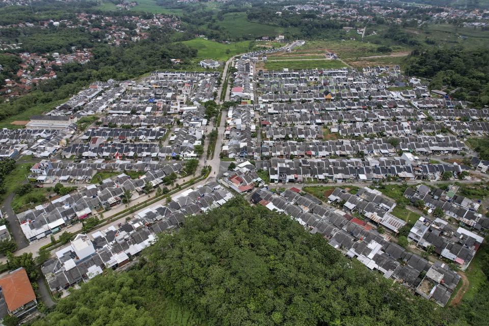 Foto udara rumah subsidi di Perumahan Subsidi Buana Cicalengka Raya, Cicalengka Kabupaten Bandung, Jawa Barat, Selasa (18/2/2025). Kementerian Perumahan dan Kawasan Pemukiman (PKP) mencatat, realisasi penyaluran rumah subsidi periode 20 Oktober 2024 hingg