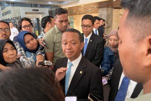  Menteri Energi dan Sumber Daya Mineral (ESDM) Bahlil Lahadalia saat ditemui di kompleks DPR RI pada Selasa (18/2).
