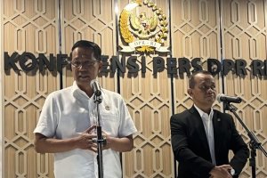 Menteri Hukum (Menkum) RI Supratman Andi Agtas (kiri) bersama Menteri Energi dan Sumber Daya Mineral (ESDM) Bahlil Lahadalia
