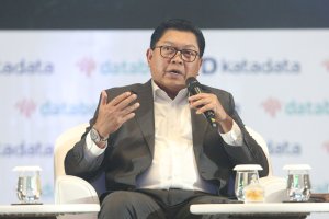Presiden Direktur Bank Mandiri, Darmawan Junaidi, dalam acara The Indonesia Data and Economic Conference (IDE) Katadata di Jakarta, Selasa (18/2). 