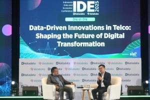 Presiden Direktur Telkom Indonesia Ririek Adriansyah dalam acara IDE Katadata 2025