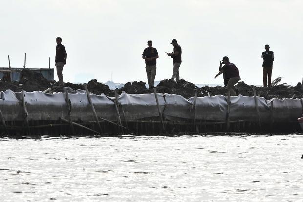 Bareskrim Polri meninjau dua pagar laut di Kabupaten Bekasi