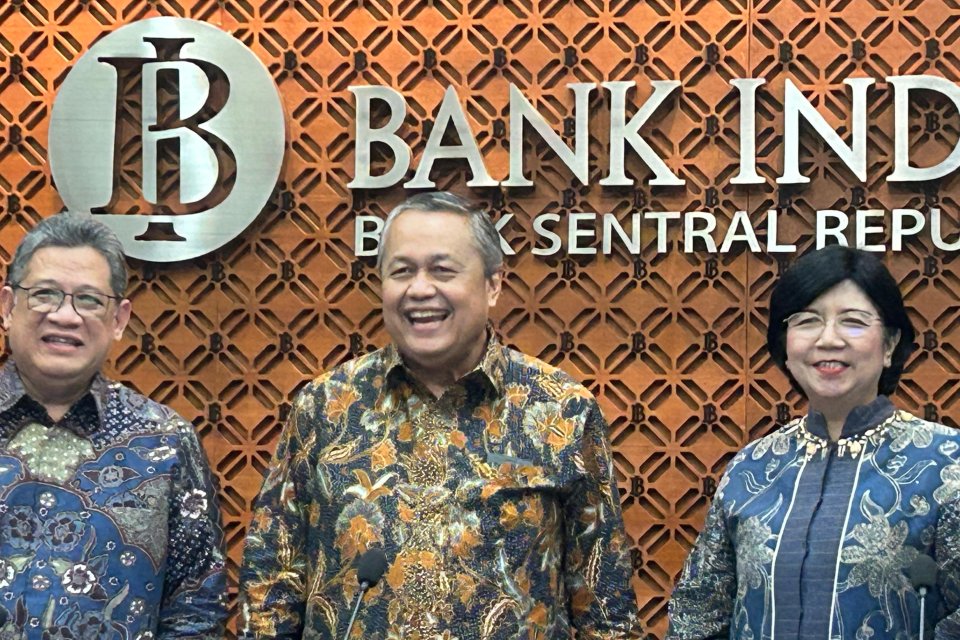 Gubernur Bank Indonesia Perry Warjiyo (tengah), rupiah