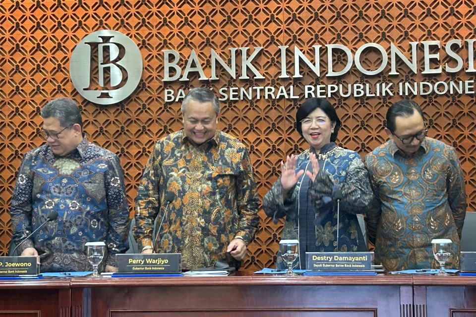 Gubernur Bank Indonesia Perry Warjiyo (kedua dari kiri) dan jajaran deputi mengumumkan hasil Rapat Dewan Gubernur (RDG) Bulanan Februari 2025 di Gedung BI, Jakarta, Rabu (19/2).