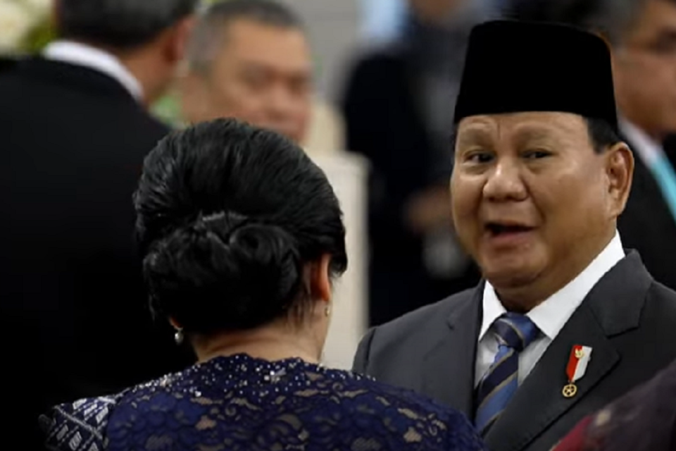 Presiden Prabowo Subianto saat menerima uang kuno Bertanda tangan Soemitro Djojohadikusumo di Istana Negara, Jakarta, Rabu (19/2). Foto: Youtube/Sekretariat Presiden