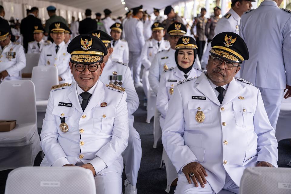 Gubernur dan Wakil Gubernur Provinsi DKI Jakarta Pramono Anung (kiri) dan Rano Karno (kanan) bersiap untuk mengikuti kirab di Lapangan Silang Monas, Jakarta, Kamis (20/2/2025). Presiden Prabowo Subianto akan melantik secara serentak sebanyak 961 kepala da