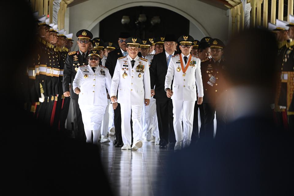 Menteri Dalam Negeri Muhammad Tito Karnavian (tengah) bersama Wakil Menteri Dalam Negeri Bima Arya Sugiarto (kedua kanan) dan Ribka Haluk (kiri) berjalan untuk mengikuti upacara pelantikan kepala daerah terpilih Pilkada serentak di kompleks Istana Kepresi