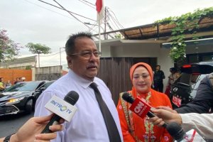 Wakil Gubernur Jakarta Terpilih periode 2025-2029 Rano Karno dan istrinya, Dewi Indriati 
