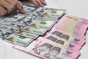 Nilai tukar rupiah terhadap dolar