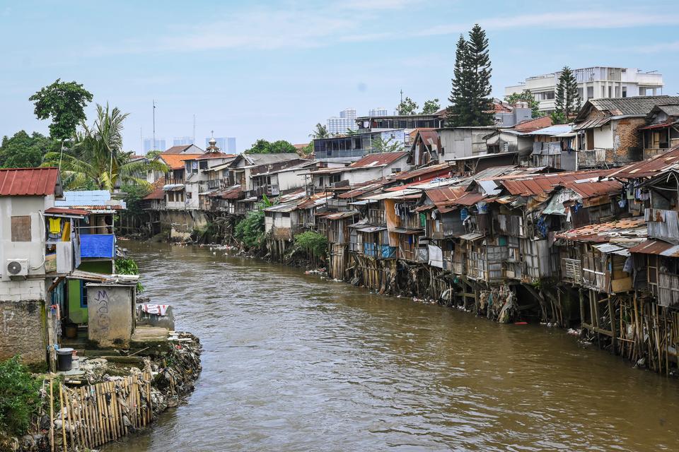 Sejumlah rumah berada di bantaran sungai Ciliwung, Matraman, Jakarta, Senin (24/2/2025). Wakil Gubernur DKI Jakarta Rano Karno menyatakan akan merelokasi warga permukiman bantaran sungai untuk dipindahkan ke rumah susun sebagai upaya penataan pemukiman se