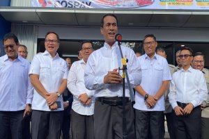 Menteri Pertanian Amran Sulaiman membuka operasi pasar pemerintah melalui PT Pos Indonesia hari ini, Senin (24/2).