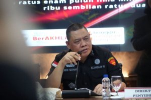 Direktur Penyidikan (Dirdik) pada Jaksa Agung Muda Bidang Tindak Pidana Khusus (Jampidsus) Abdul Qohar berbicara dalam konferensi pers di Gedung Kejak