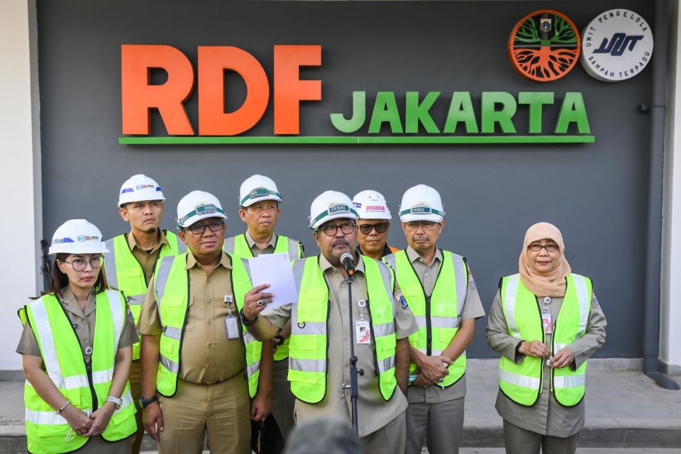 Wakil Gubernur DKI Jakarta Rano Karno (keempat kanan), didampingi Sekretaris Daerah Marullah Matali (kedua kanan), dan Kepala Dinas Lingkungan Hidup Asep Kuswanto (ketiga kiri) menyampaikan keterangan usai meninjau pengolahan sampah Refuse Derived Fuel (R