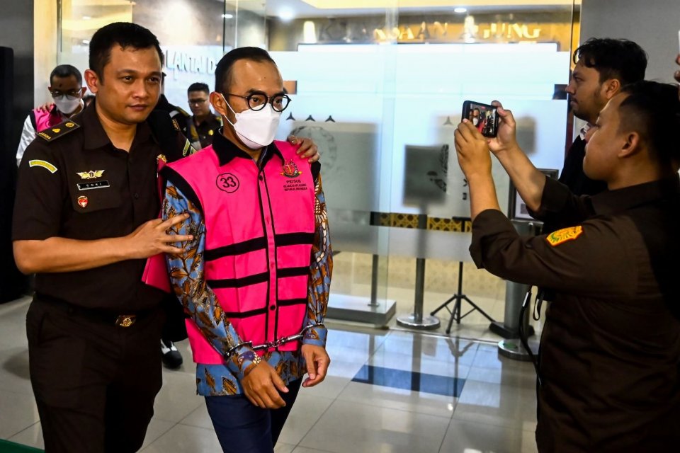 Direktur Utama PT Pertamina Patra Niaga Riva Siahaan (kedua kiri) berjalan memasuki mobil tahanan usai ditetapkan sebagai tersangka kasus dugaan korupsi dalam tata kelola minyak mentah dan produk kilang pada PT Pertamina Subholding dan Kontraktor Kontrak 