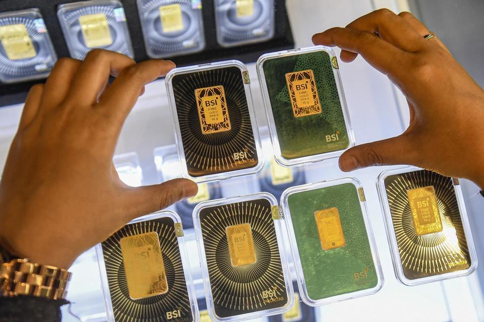 Pramuniaga menata emas batangan digerai layanan bank emas Bank Syariah Indonesia di The Gade Tower, Jakarta, Rabu (26/2/2025). Harga emas Antam 24 Karat, tercatat turun Rp13.000 per gram ke Rp1.694.000 per gram pada Rabu (26/2/2025).