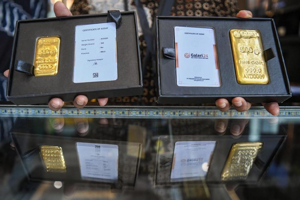 Pramuniaga menunjukan emas batangan digerai layanan bank emas Pengadaian di The Gade Tower, Jakarta, Rabu (26/2/2025). Harga emas Antam 24 Karat, tercatat turun Rp13.000 per gram ke Rp1.694.000 per gram pada Rabu (26/2/2025).