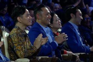 Gibran Rakabuming Raka dan Agus Harimurti Yudhoyono di kongres Partai Demokrat, Selasa (25/2)