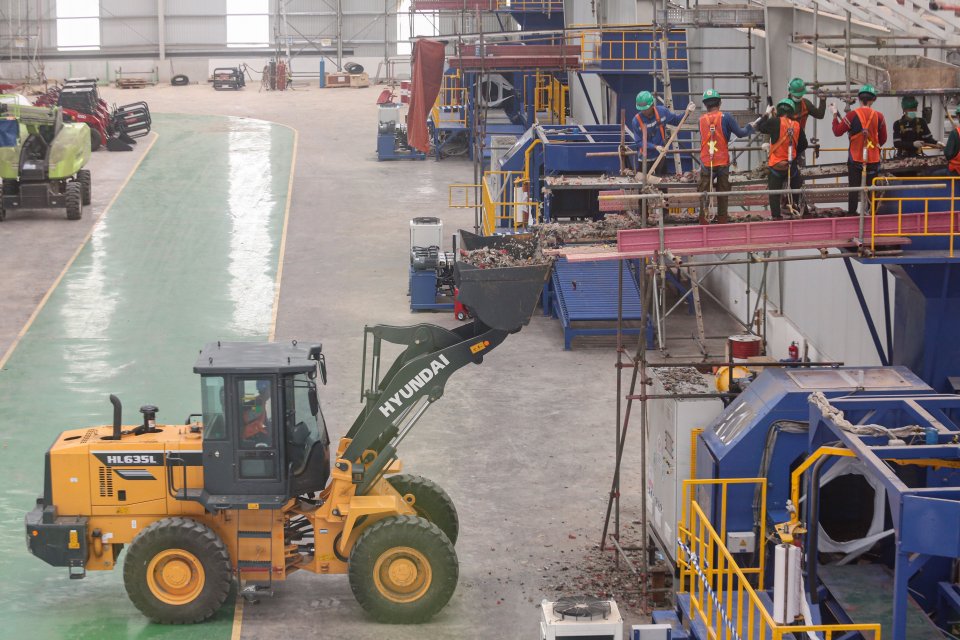 Pekerja memindahkan sampah yang telah diolah ke kendaraan pengangkut di Refuse Derived Fuel (RDF) Plant Rorotan, Jakarta Utara, Selasa (25/2/2025). Pabrik pengolahan sampah yang mampu mengolah sebanyak 2.500 ton sampah per hari yang diubah menjadi bahan b