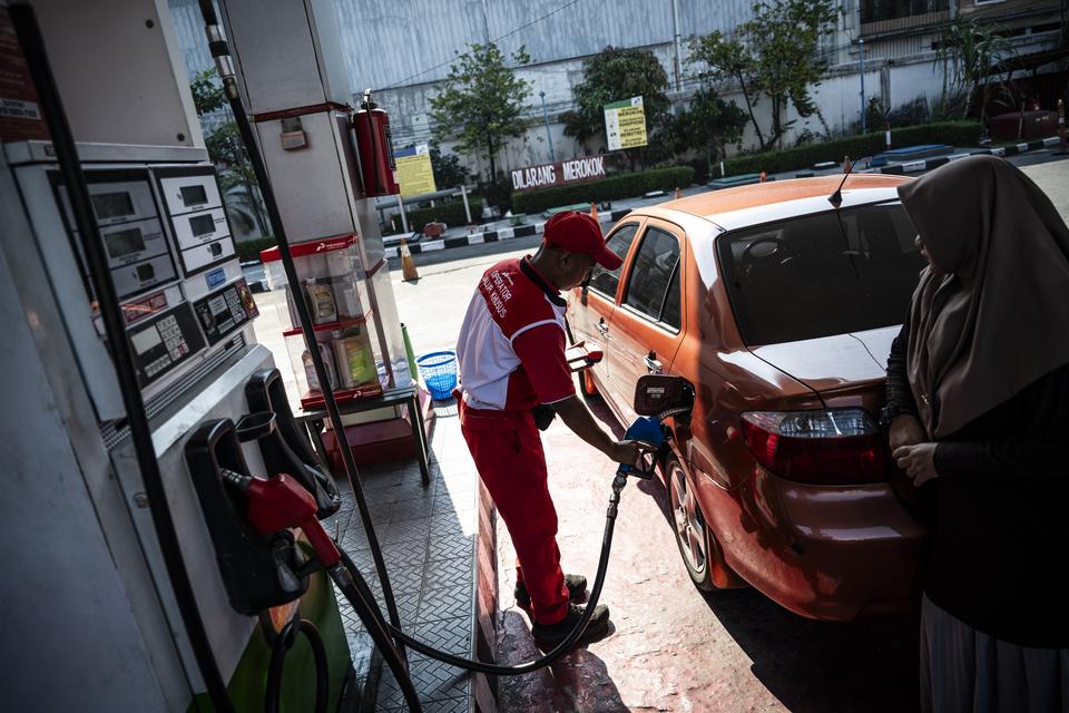 Petugas melayani pengisian bahan bakar minyak (BBM) jenis pertamax di SPBU Asaya, Semarang, Jawa Tengah, Kamis (27/2/2025). 