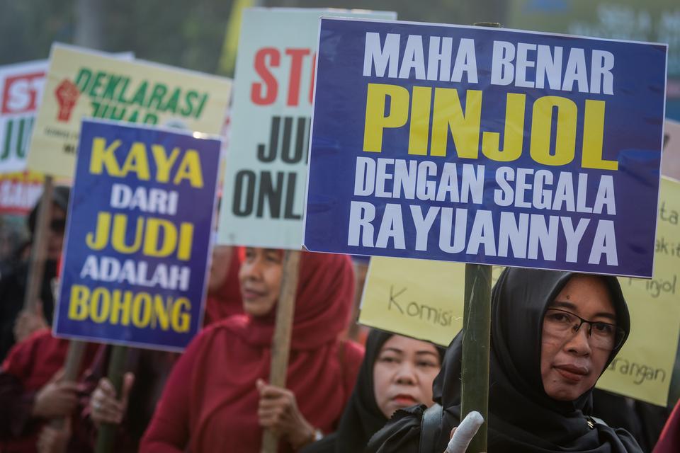 Sejumlah massa aksi menunjukkan poster saat unjuk rasa di Taman Elektrik, Kota Tangerang, Banten, Kamis (27/2/2025). 