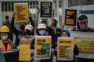 Aksi tolak tambang emas Martabe di Kementerian ESDM