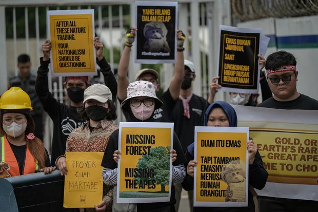 Aksi tolak tambang emas Martabe di Kementerian ESDM