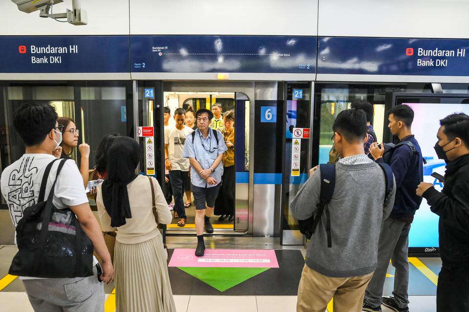 Calon penumpang mengantre untuk menaiki kereta moda raya terpadu (MRT) di Stasiun MRT Bundaran HI, Jakarta, Kamis (27/2/2025). Pemerintah Provinsi DKI Jakarta berencana memberikan akses gratis bagi 15 golongan masyarakat seperti pegawai pemerintah, siswa