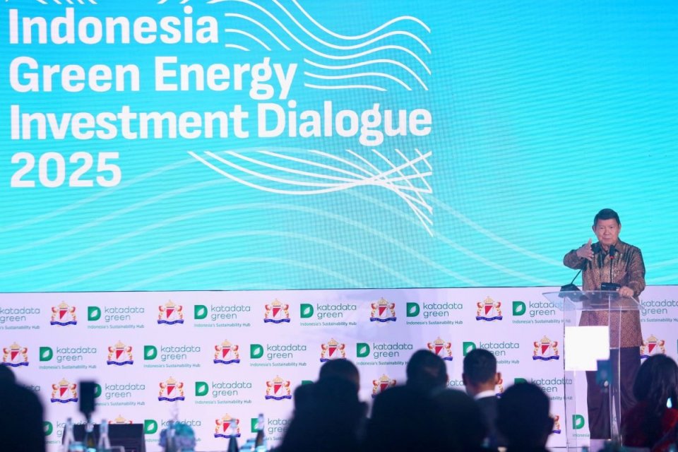 Utusan Khusus Presiden Bidang Iklim dan Energi Hashim Djojohadikusumo memberikan pidato kunci dalam Indonesia Green Energy Investment Dialogue 2025, yang diselenggarakan Kadin dan Katadata Green, di St. Regis, Jakarta, Kamis (27/2).
