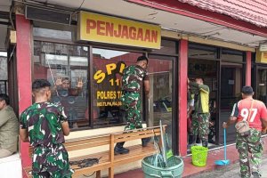 Sejumlah anggota TNI memperbaiki markas Polres Tarakan, Kalimantan Utara, setelah insiden penyerangan pada Senin (24/2) malam.