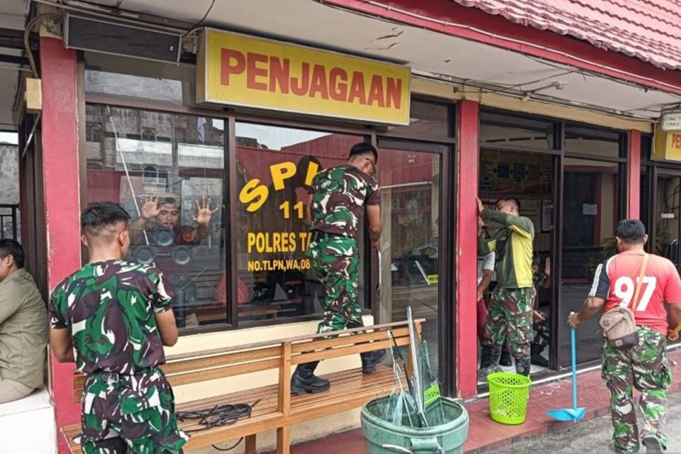 Sejumlah anggota TNI memperbaiki markas Polres Tarakan, Kalimantan Utara, setelah insiden penyerangan pada Senin (24/2) malam.