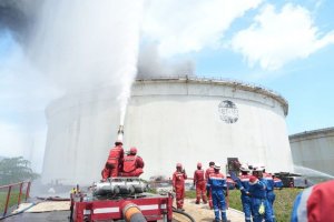 Tim pemadam kebakaran PT Kilang Pertamina Internasional RU IV Cilacap 