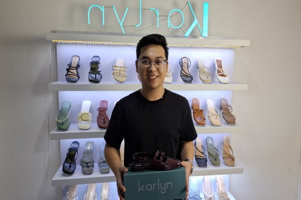 Pemilik usaha produksi sandal Karlyn asal Bogor, Jawa Barat, Devin Tjipta Wibowo