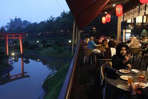 Berbuka bersama di restoran