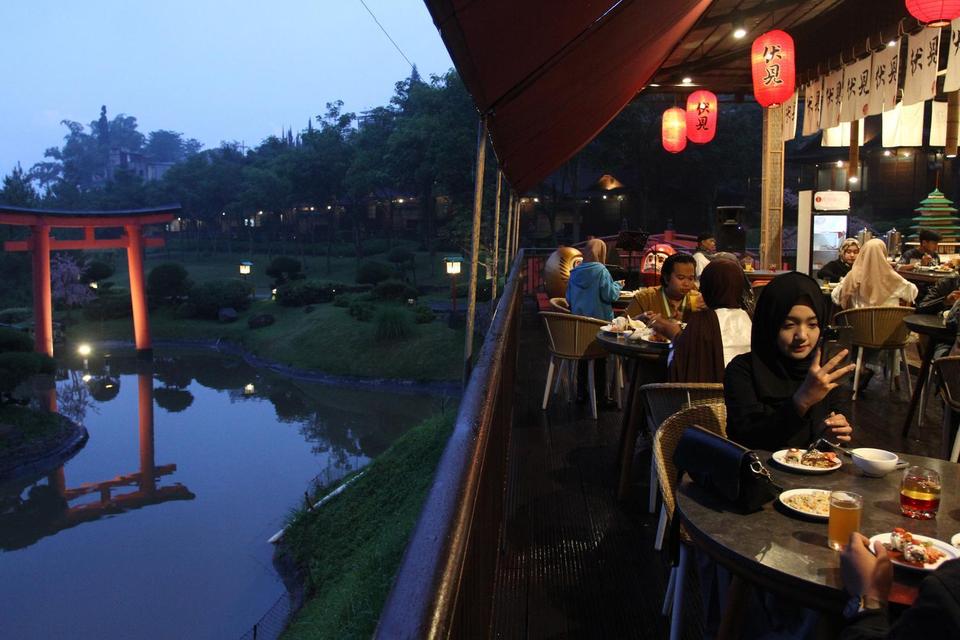 Pengunjung menikmati hidangan saat buka puasa bersama di Fushimi Restoran, Batu, Jawa Timur, Sabtu (1/3/2025). Pada hari pertama puasa Ramadhan 1446 H, sejumlah warga memilih berbuka bersama keluarga atau rekan kerja di restoran dan ruang publik setempat 