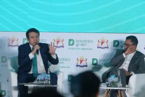Anthony Utomo memoderatori sesi diskusi