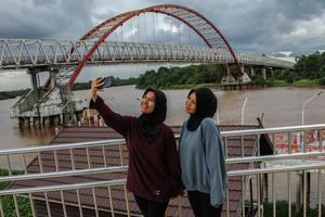 Menunggu waktu berbuka puasa di kawasan Taman Pasuk Kameloh