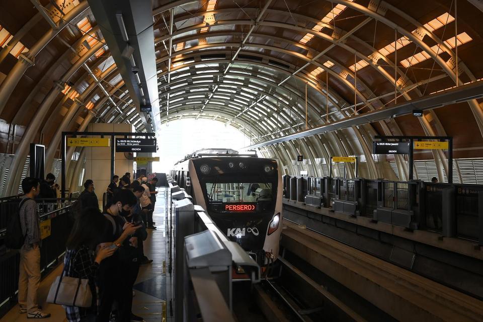Sejumlah calon penumpang menunggu kereta Lintas Raya Terpadu (LRT) Jabodebek melintas di kawasan Stasiun LRT Dukuh Atas, Jakarta, Senin (3/3/2025).